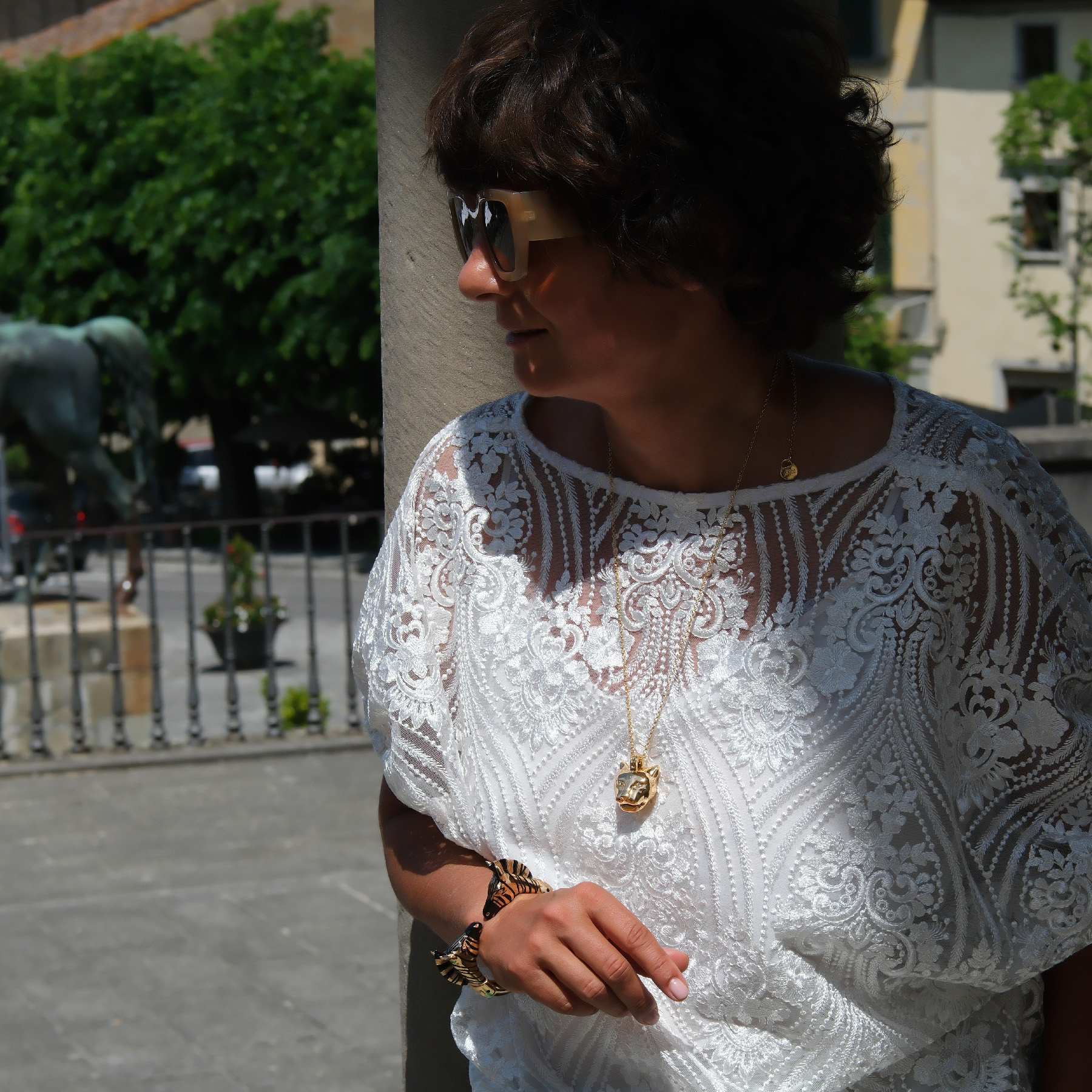 Pozłacany wisiorek z zawieszką z głową pantery i cyrkoniami. KSIĘŻNA DŻUNGLI