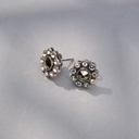 Posrebrzane kolczyki sztyfty w formie kwiatów z kryształkami. SUBTELNA INTRYGA