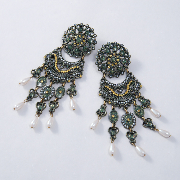 Złocone ornamentalne kolczyki z kryształami i perłami. PIZZO SANGALO