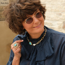 Pozłacany pierścień z błękitnym oczkiem i perełkami. KASIA