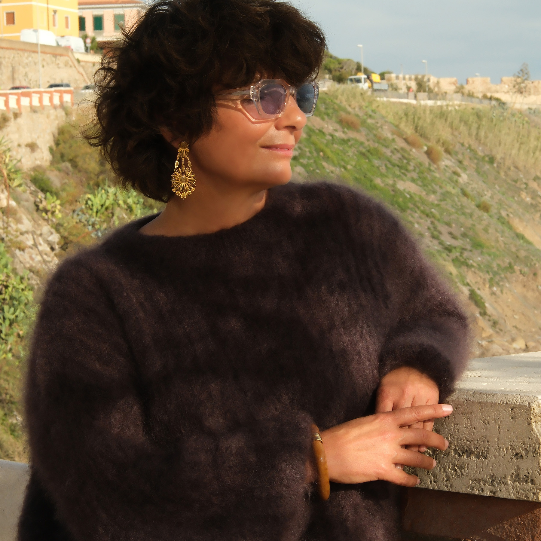 Złocone kolczyki rozety z płatkami i kryształkami. KWIAT NOCY