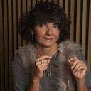 Oryginalny, otwarty pierścień wysadzany kryształkami. DWA PLUS DWA