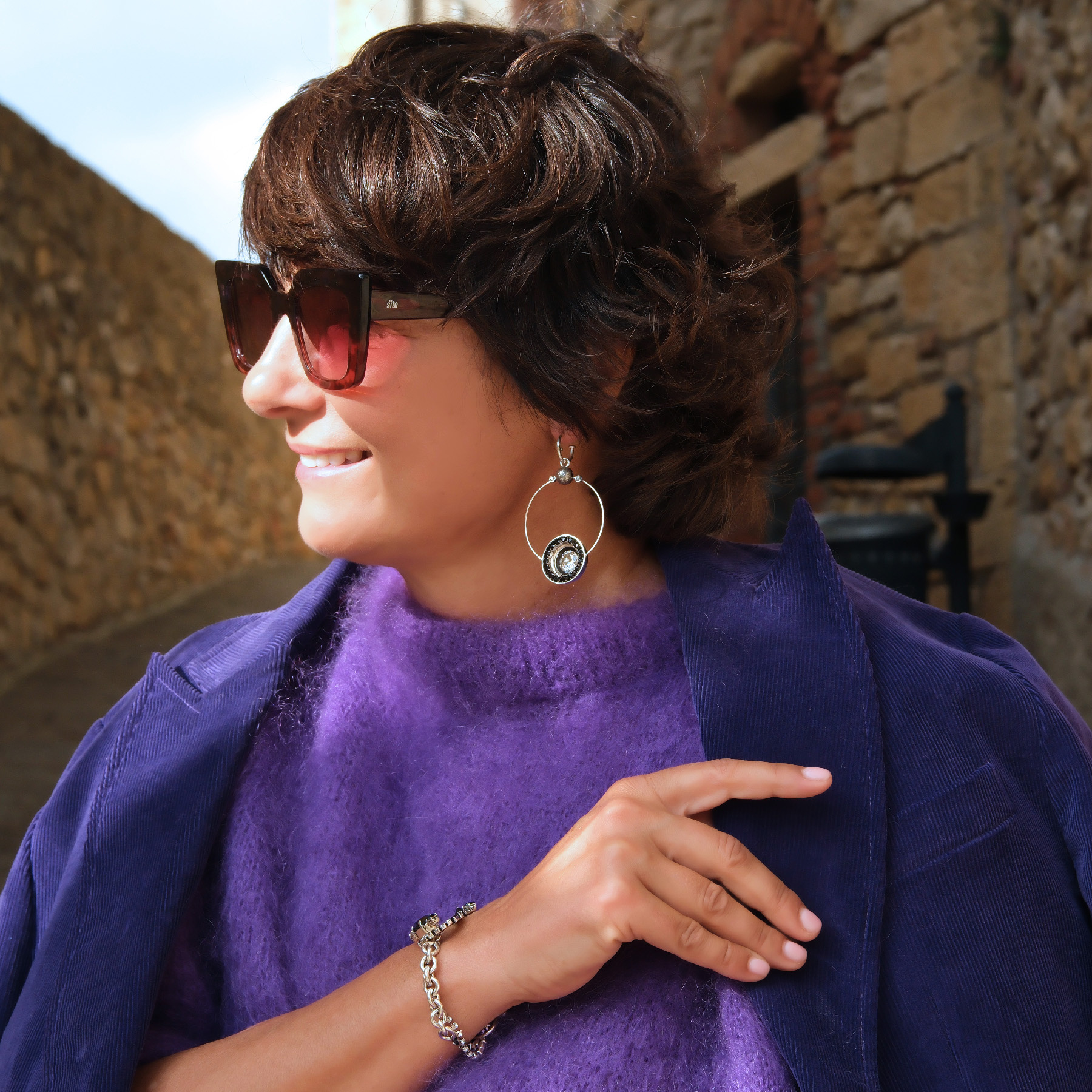 Małe srebrzone kolczyki z białym i czarnymi kryształami. AURORA KSIĘŻYCA