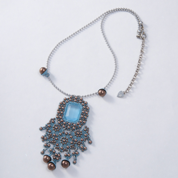 Złocony naszyjnik z zawieszką z błękinym kryształem. ŚWIATŁO BAROKU