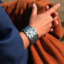 Szeroka zlocona bransoletka z niebieskimi kwiatami. GIARDINO SEGRETO