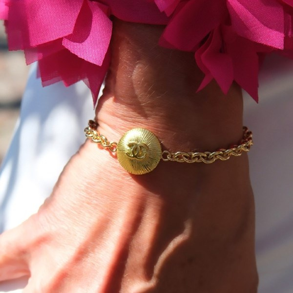 Złocona bransoletka z guzikiem z wypukłym logo Chanel. CHARME DU PASSE