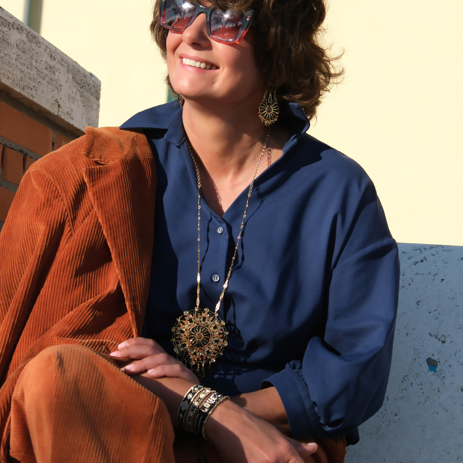 Naszyjnik z rozetą i kwiatem z kryształów i czarnych płatków . WITRAŻE MARZEŃ