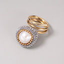 Pierścionek z perłą w oprawie z diamentowych łańcuszków. MATTI