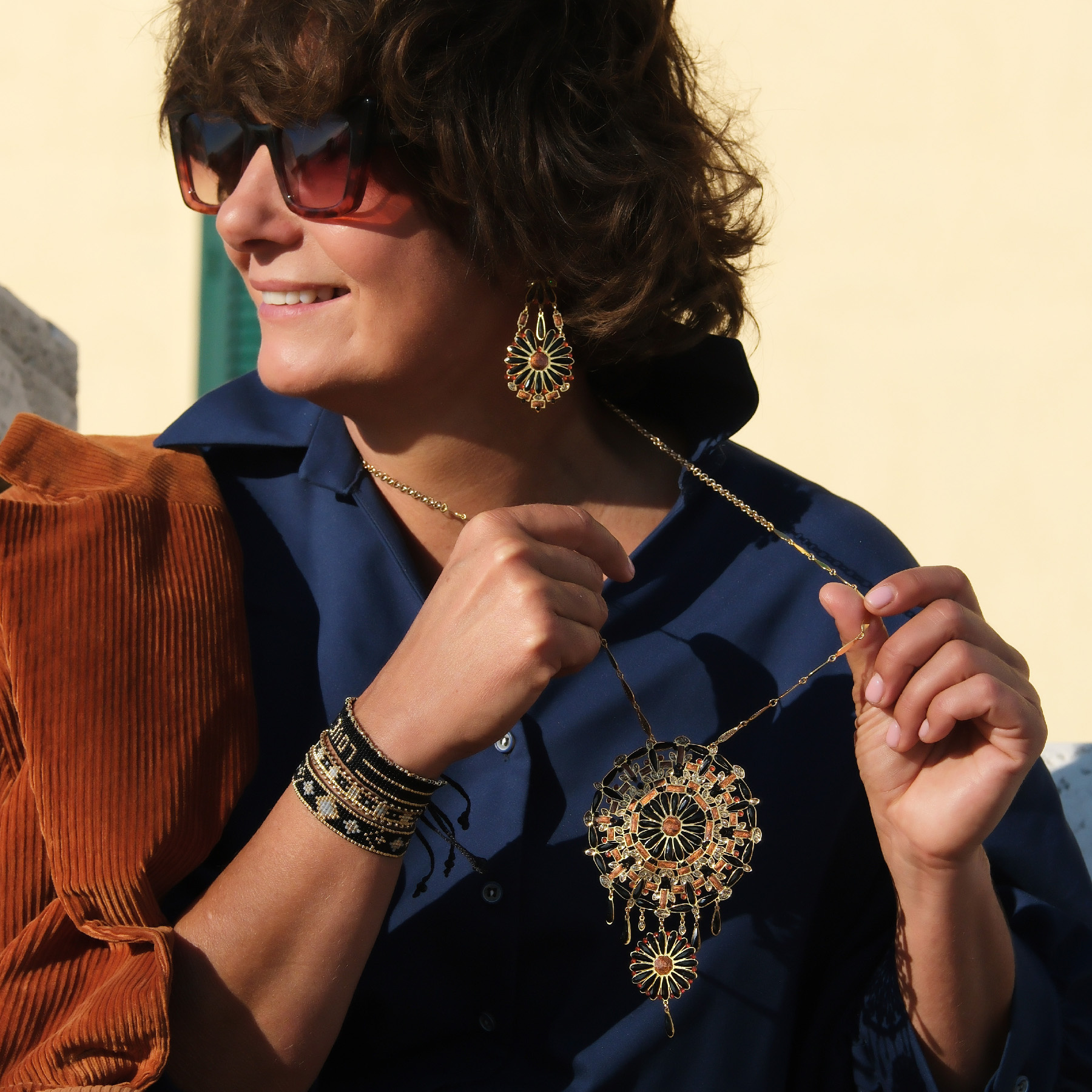 Naszyjnik z rozetą i kwiatem z kryształów i czarnych płatków . WITRAŻE MARZEŃ