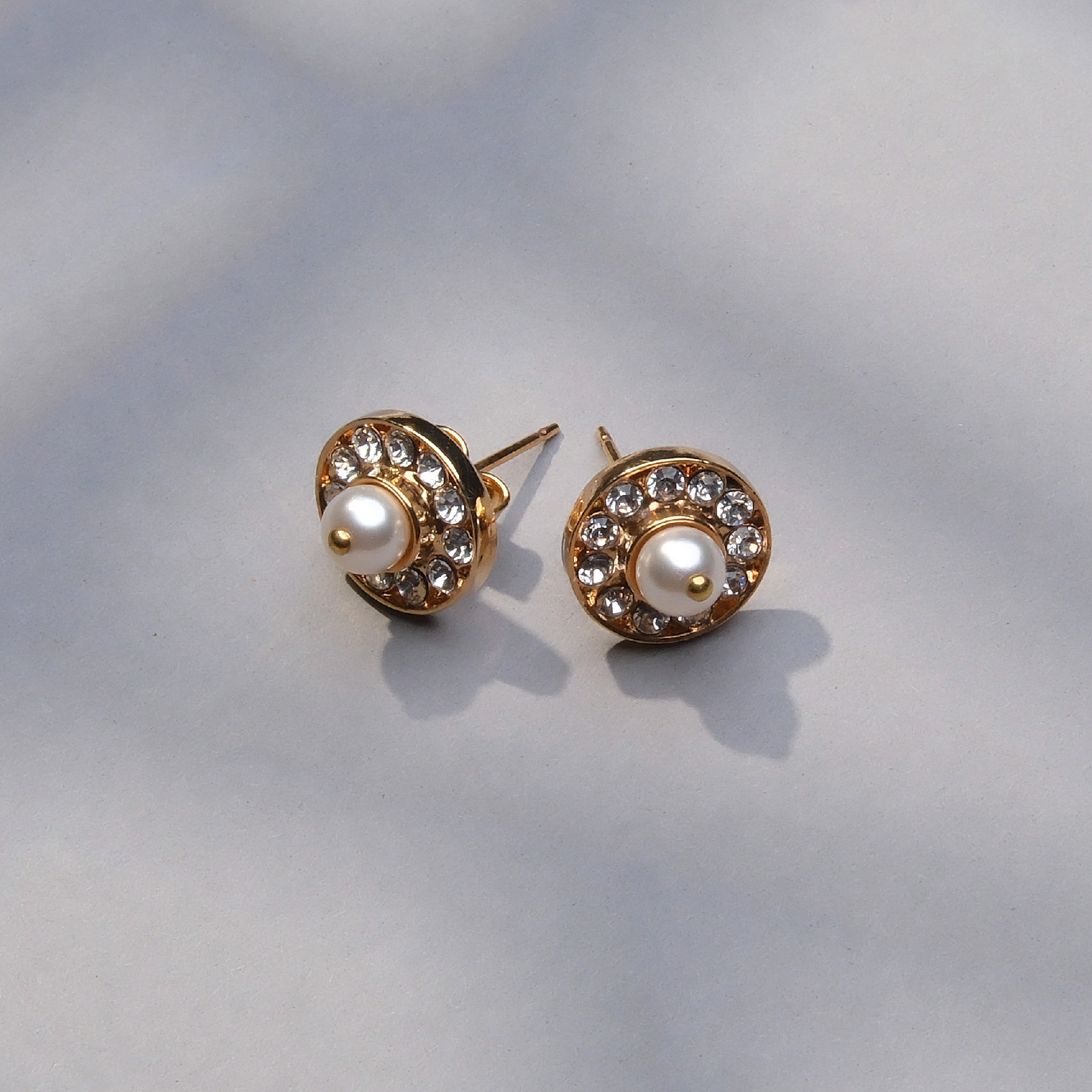 Pozłacane kolczyki z perłą i białymi kryształkami. CIEPŁY LÓD