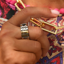 Średniej szerokości pierścionek z pozłacanych ogniw ze stali. CENTRE POMPIDOU