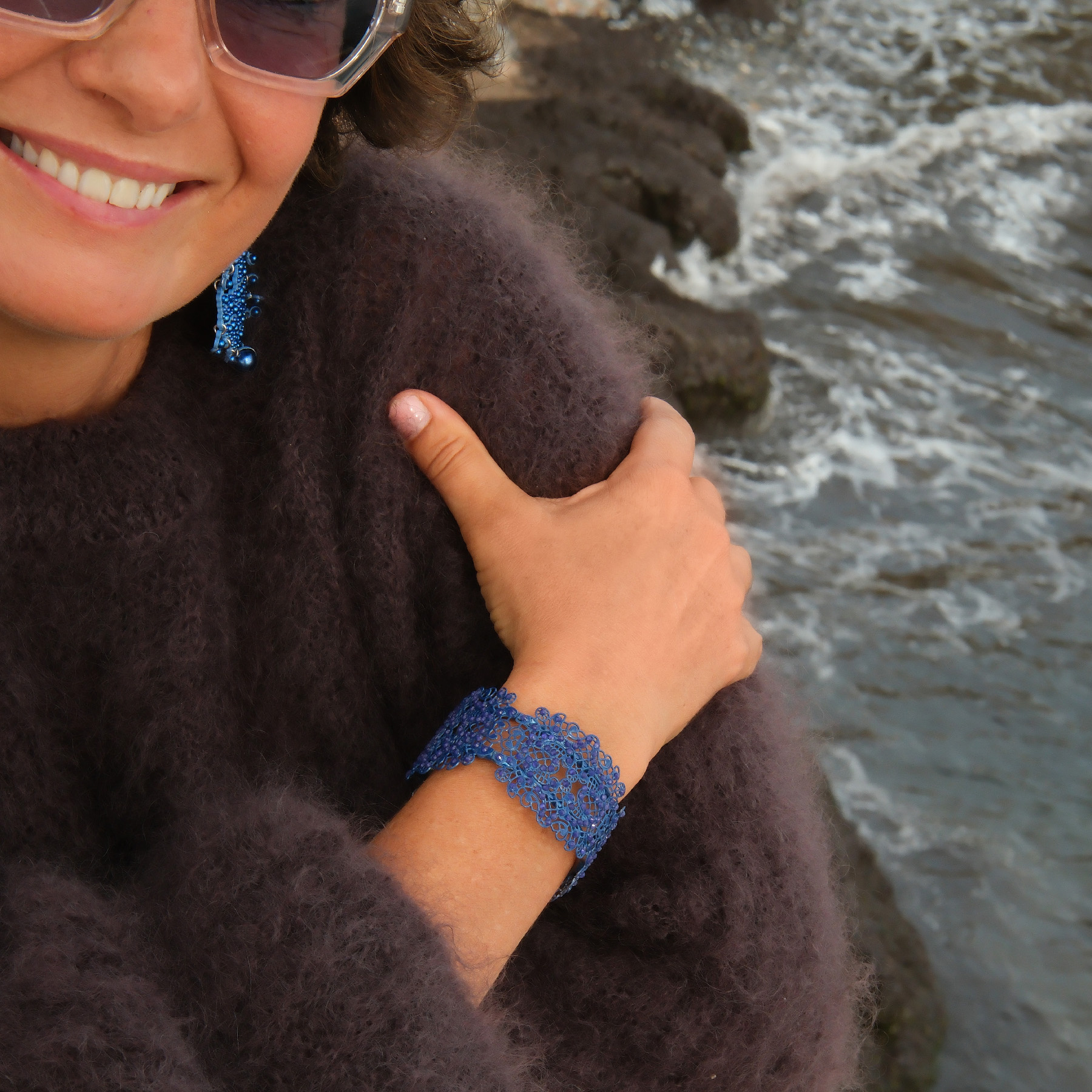 Elastyczna kobaltowa bransoletka a la koronka. CANALE GRANDE