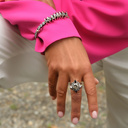 Posrebrzany pierścionek w formie kwiatu z kryształami. GWIEZDNY KWIAT