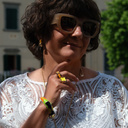 Pozłacana bransoletka z motywem kolorowego tukana. ŻYJ KOLOROWO