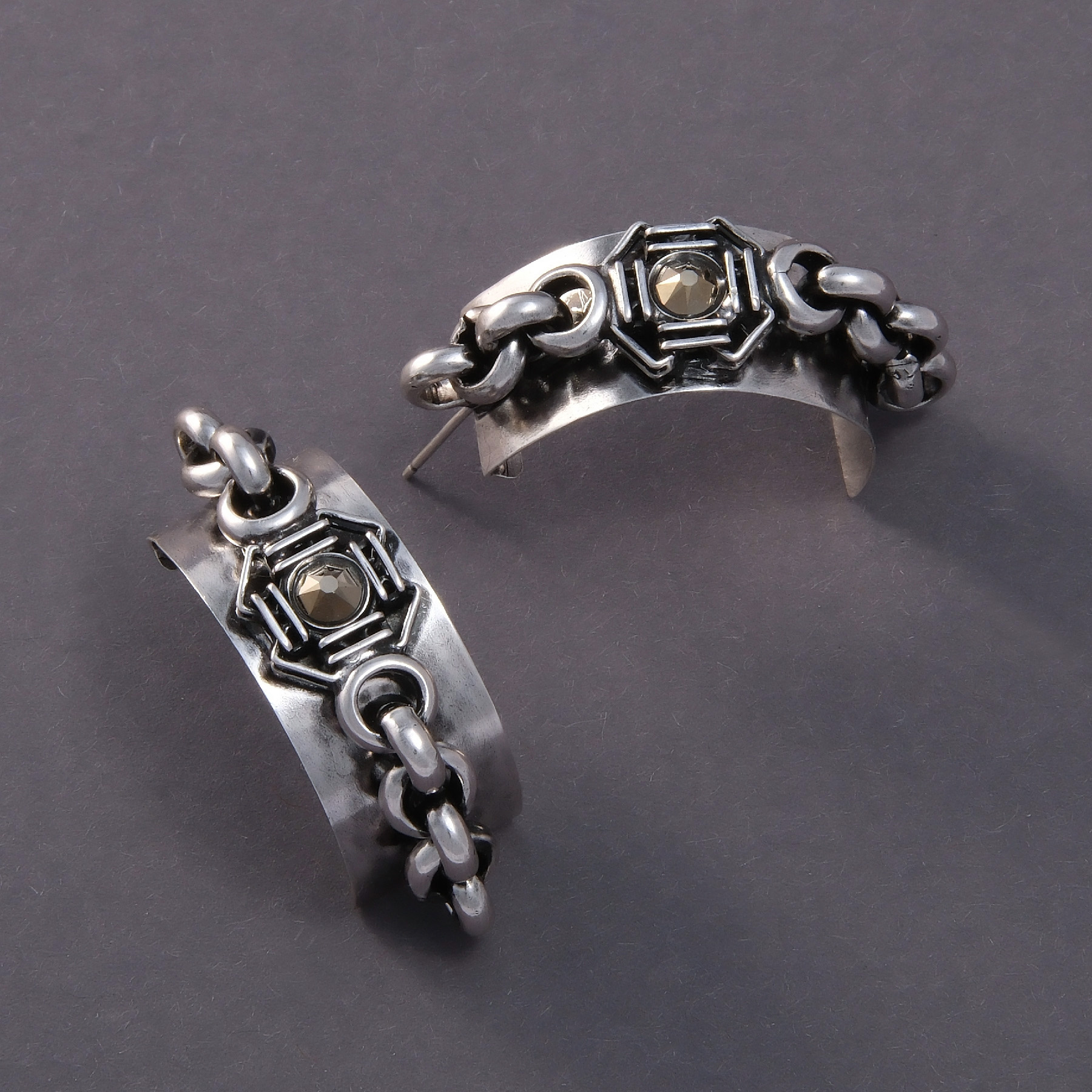 Srebrzone kolczyki w formie półksiężyca z kryształem. BILET NA KSIĘŻYC