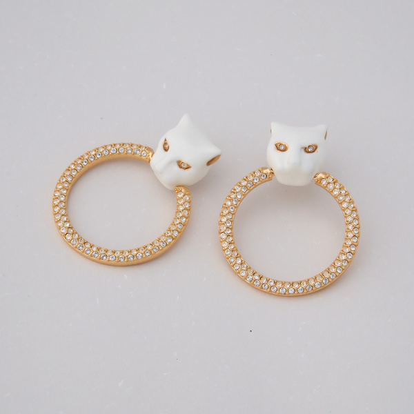 Duże złocone kolczyki z białą głową pantery z ringiem. W DRAPIEŻNYM KRĘGU