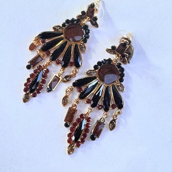 Kolczyki z czarnymi płatkami i kryształkami w tonie cabernet. KOCHA LUBI SZANUJE