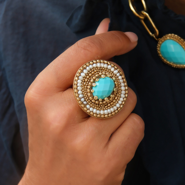 Pozłacany pierścień z błękitnym oczkiem i perełkami. KASIA