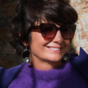 Małe srebrzone kolczyki z białym i czarnymi kryształami. AURORA KSIĘŻYCA