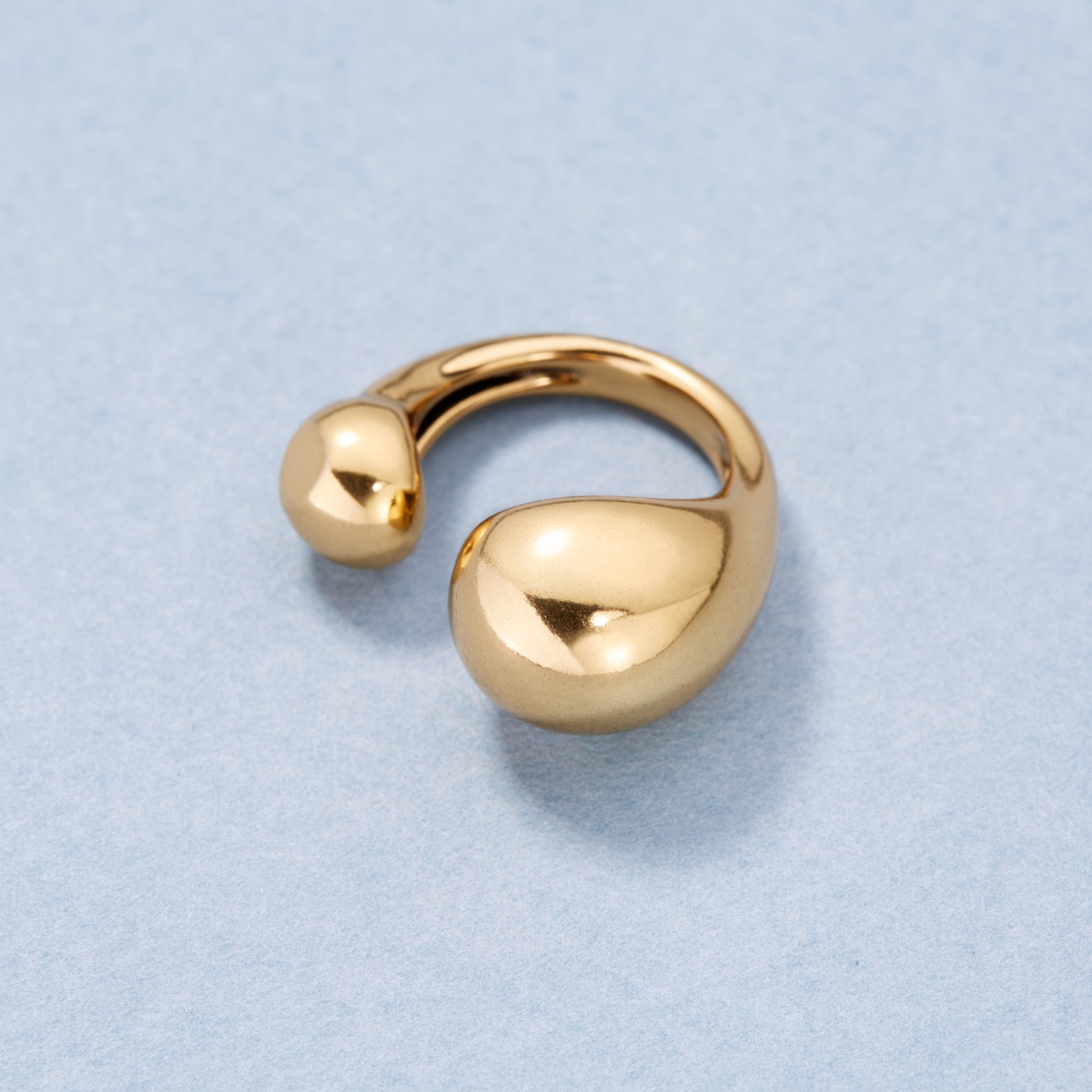 Oryginalny, otwarty pierścień w minimalistycznym stylu. ISTOTA LEKKOŚCI